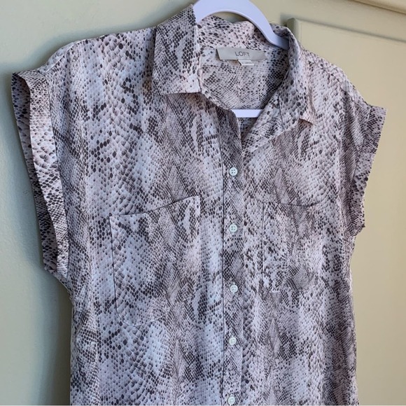 Loft Womens snake print short sleeve button up top Size small sleeveless blouse - Picture 7 of 11